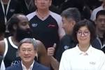 有大棋要下？👀杜锋先后和哈登巴特勒深入交流 嘴角都压不住了