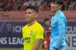 22岁马来国脚vs33岁中国国门......颜骏凌望向阿里夫的眼神