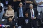 😳紧张了？萧华站起身督战 哈登马上发球失误
